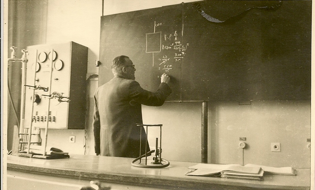 Natuurkunde leraar Drs. A.J.M. Beunes 1956
